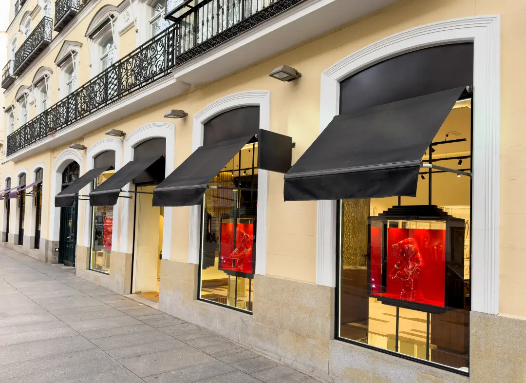 Façade vitrine de magasin en aluminium sur mesure à Saint-Jeannet